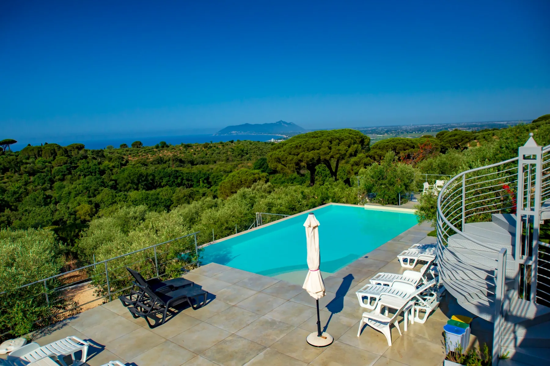 Piscina e vista mare di giorno