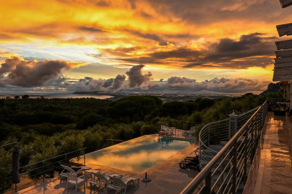 Piscina infinity al tramonto con vista panoramica