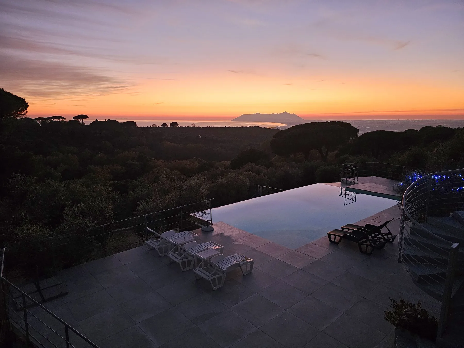 Piscina infinity e tramonto Villa Letizia